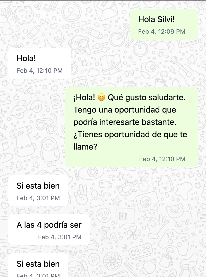Conversación de WhatsApp con estrategia de Hola y engagement natural